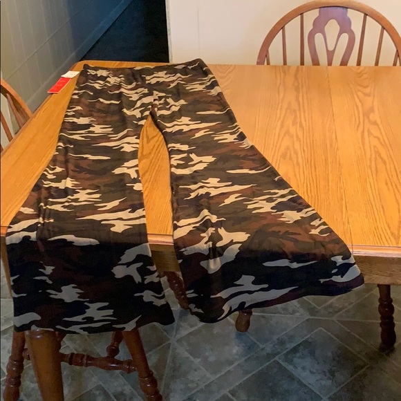 Hot Kiss CAMO FLARE LEG Pants, size juniors M. - Picture 9 of 10